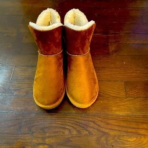 Nice warm light brown Floopi boots.
Never been worn with tag attached.
Size 8